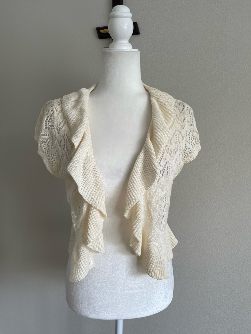 JohnPaulRichard Ivory Open-Front Ruffle Knit Shrug